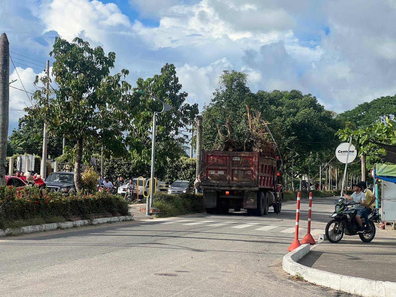 Volqueta causa daños en cableado frente al Hospital del Sarare